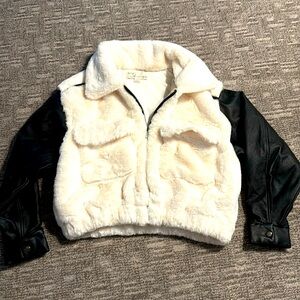 Stylish Black (faux leather)and Cream (faux fur) Jacket
Women’s size S